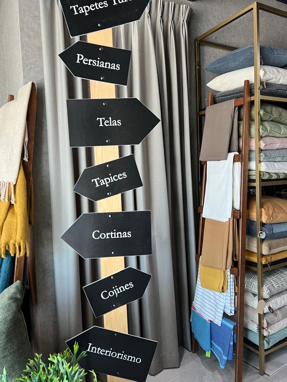 Telas, tapices, persianas, cortinas, cojines, interiores, tapetes